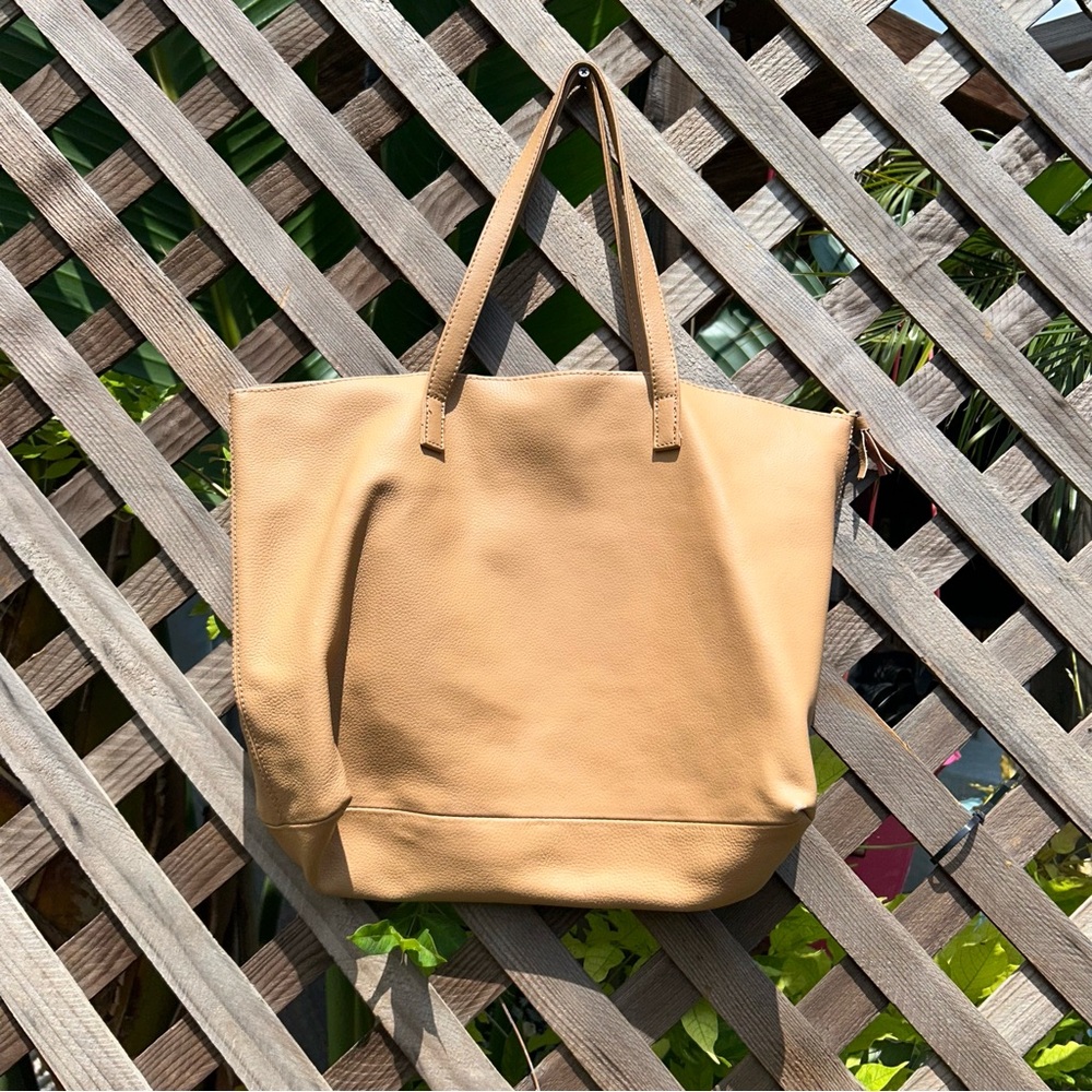 Woman's Joy* Large Leather! Tote Bag With Wristlet  $110 New - Picture 5 of 7